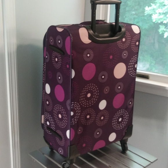 25 Checked Medium Spinner, Expandable, Lightweight Bag. - Picture 2 of 6